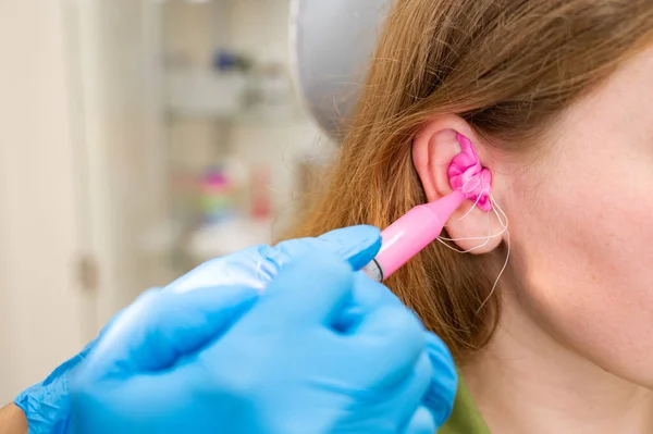 Läkaren Fyller Patientens Hörselgång Med Ett Silikonmaterial Rosa Tillverkat Med Stockbild