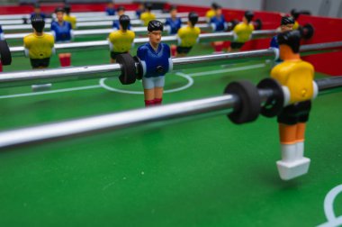 Masa futbolu (masa futbolu) futbol maçı, diğer adıyla şutör. Soyut ışık, yakın görüntü, üst görünüm