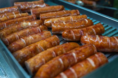 Bir sürü lezzetli et, barbekü, açık hava ızgarası, sosis soğanı ızgarada sıcak yemek buharı, yüksek çözünürlüklü, geniş açılı. Geleneksel sokak yemekleri tezgahı, hiç kimse