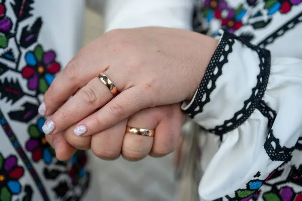 Vue Rapprochée Jeune Couple Tenant Main Dans Des Vêtements Ukrainiens — Photo