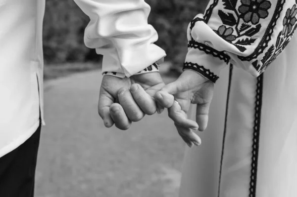 黑白经典照片 特写一对年轻夫妇手挽手 绣花乌克兰传统服装 — 图库照片