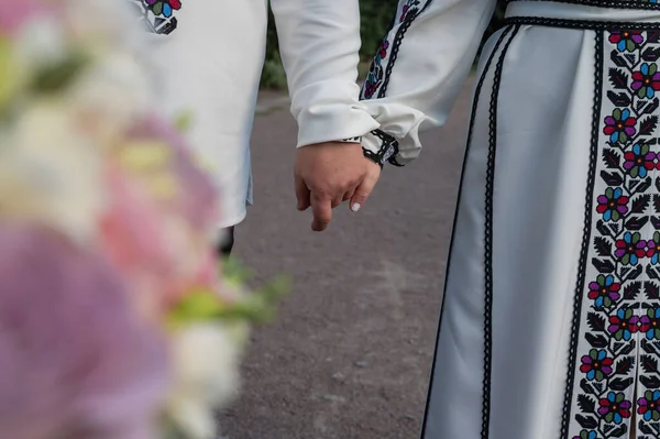 Vue Rapprochée Jeune Couple Tenant Main Dans Des Vêtements Ukrainiens — Photo