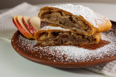 Elma ve tarçınlı elmayla doldurulmuş lezzetli bir meyveli turta. Yazmak için yer var. Görüntüyü kapat