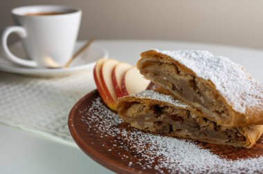 Elma ve tarçınlı elmayla doldurulmuş lezzetli bir meyveli turta. Yazmak için yer var. Görüntüyü kapat