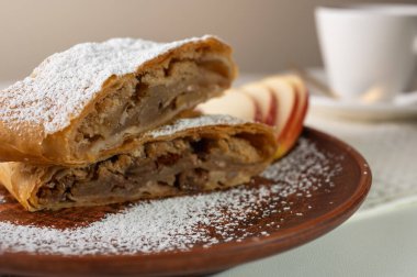 Elma ve tarçınlı elmayla doldurulmuş lezzetli bir meyveli turta. Yazmak için yer var. Görüntüyü kapat