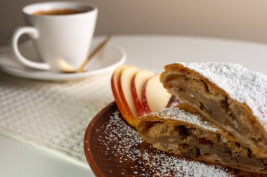 Elma ve tarçınlı elmayla doldurulmuş lezzetli bir meyveli turta. Yazmak için yer var. Görüntüyü kapat