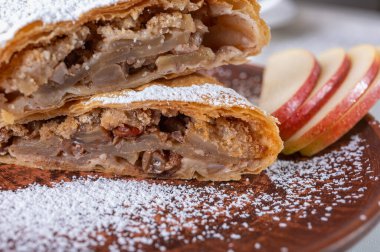 Elma ve tarçınlı elmayla doldurulmuş lezzetli bir meyveli turta. Yazmak için yer var. Görüntüyü kapat