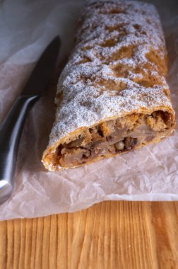 Elma ve tarçınla doldurulmuş lezzetli börekler.