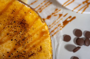 Kabuklu peynirli kek, bir parça kesilmiş, hafif bir tabakta, arka planda. Pasta, hamur işi.