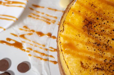 Kabuklu peynirli kek, bir parça kesilmiş, hafif bir tabakta, arka planda. Pasta, hamur işi.