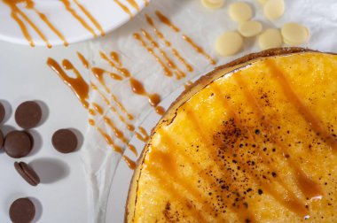 Kabuklu peynirli kek, bir parça kesilmiş, hafif bir tabakta, arka planda. Pasta, hamur işi.