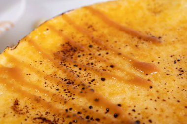 Kabuklu peynirli kek, bir parça kesilmiş, hafif bir tabakta, arka planda. Pasta, hamur işi.