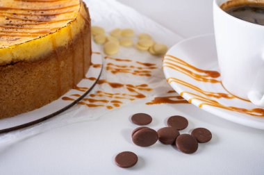 Kabuklu peynirli kek, bir parça kesilmiş, hafif bir tabakta, arka planda. Pasta, hamur işi.