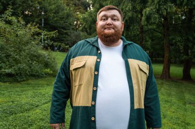 Parkta sakallı, şık bir iş adamı kollarını önünde kavuşturdu. Seçici odaklanma. Yazı için yer