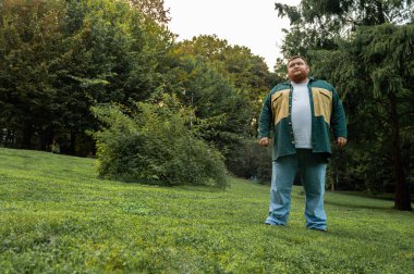 Parkta sakallı, şık bir iş adamı kollarını önünde kavuşturdu. Seçici odaklanma. Yazı için yer