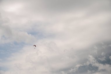 Dağların tepesindeki vadide paraşütçü, Ukrayna dağlarında aktif eğlence.