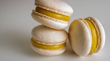 Yakın plan çekimde çikolatalı ve limonlu kurabiye. Şekerler. Yazı için yer