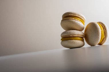 Yakın plan çekimler, arka planda çikolatalı ve limonlu tatlılar, eğimli yüzeyde tatlılar. Yazmak için yer