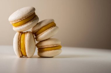 Yakın plan çekimde çikolatalı ve limonlu kurabiye. Şekerler. Yazı için yer