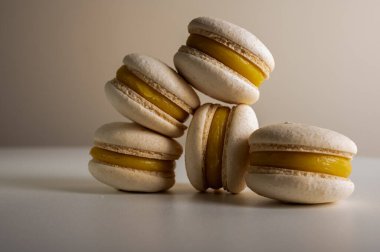 Yakın plan çekimde çikolatalı ve limonlu kurabiye. Şekerler. Yazı için yer