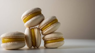 Yakın plan çekimde çikolatalı ve limonlu kurabiye. Şekerler. Yazı için yer