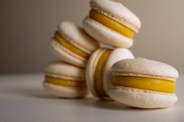 Yakın plan çekimde çikolatalı ve limonlu kurabiye. Şekerler. Yazı için yer