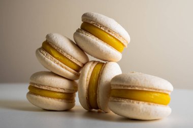 Yakın plan çekimde çikolatalı ve limonlu kurabiye. Şekerler. Yazı için yer