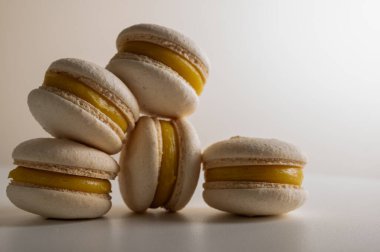 Yakın görüş, limon, sütlü kahve, açık arkaplanda tatlı. Şekerler. Yazı için yer