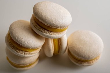 Yakın görüş, limon, sütlü kahve, açık arkaplanda tatlı. Şekerler. Yazı için yer