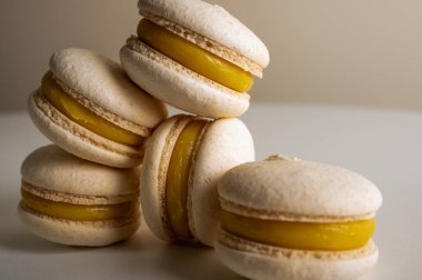 Yakın görüş, limon, sütlü kahve, açık arkaplanda tatlı. Şekerler. Yazı için yer