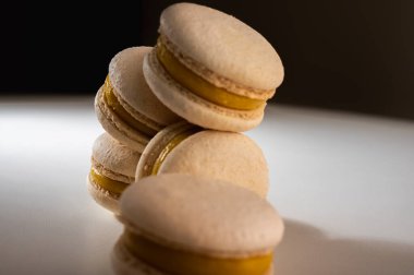 Yakın görüş, limon, sütlü kahve, açık arkaplanda tatlı. Şekerler. Yazı için yer