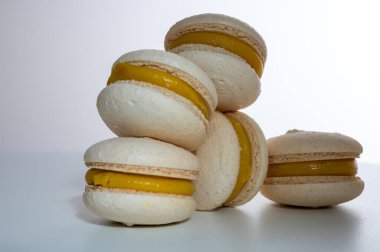 Yakın görüş, limon, sütlü kahve, açık arkaplanda tatlı. Şekerler. Yazı için yer