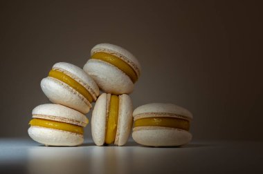 Yakın görüş, limon, sütlü kahve, açık arkaplanda tatlı. Şekerler. Yazı için yer