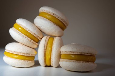 Yakın görüş, limon, sütlü kahve, açık arkaplanda tatlı. Şekerler. Yazı için yer