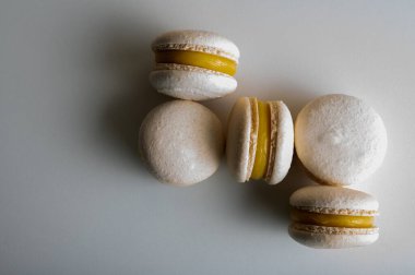 Yakın görüş, limon, sütlü kahve, açık arkaplanda tatlı. Şekerler. Yazı için yer