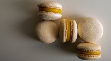 Yakın görüş, limon, sütlü kahve, açık arkaplanda tatlı. Şekerler. Yazı için yer