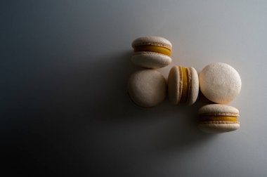 Yakın görüş, limon, sütlü kahve, açık arkaplanda tatlı. Şekerler. Yazı için yer