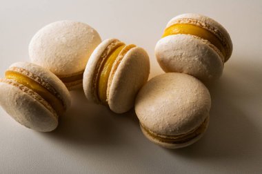 Yakın görüş, limon, sütlü kahve, açık arkaplanda tatlı. Şekerler. Yazı için yer