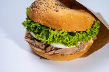 Hamburgerler, ton balıklı burgerler, beyaz arka planda restoran menüsü. İzole edilmiş. yan görünüm