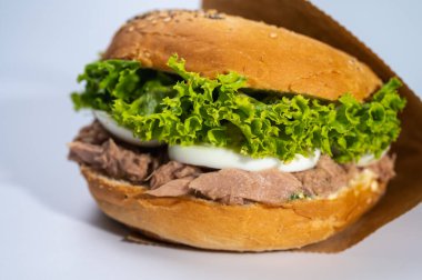 Hamburgerler, ton balıklı burgerler, beyaz arka planda restoran menüsü. İzole edilmiş. yan görünüm