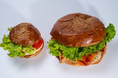 Çeşitli hamburgerler, restoran menüsü için beyaz arka planda et burgerler. İzole edilmiş. Hızlı bir sokak atıştırması.