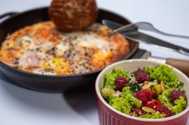 Ev yapımı omlet, arka planda hafif bir tavada sosisli. Klasik kahvaltı işte. Yukarıdan bak. Yazmak için yer