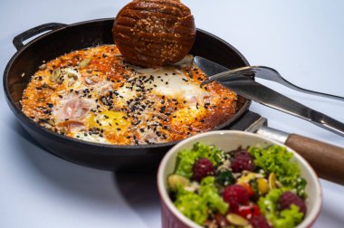 Ev yapımı omlet, arka planda hafif bir tavada sosisli. Klasik kahvaltı işte. Yukarıdan bak. Yazmak için yer