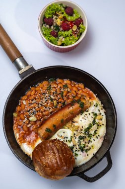 Ev yapımı omlet, arka planda hafif bir tavada sosisli. Klasik kahvaltı işte. Yukarıdan bak. Yazmak için yer