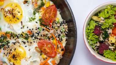 Ev yapımı omlet, arka planda hafif bir tavada sosisli. Klasik kahvaltı işte. Yukarıdan bak. Yazmak için yer