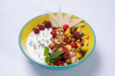 meyve, armutlu vejetaryen salatası, ahududu, beyaz arka planda renkli bir tabakta pullar. Hafif kahvaltı, sabah