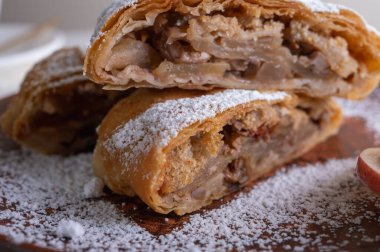 Beyaz elbiseli rahat genç bir kız, bir sandalyede oturuyor, temiz hava soluyor, güneşli bir günde lavanta tarlasında oturuyor, yan tarafa bakıyor, düşünüyor