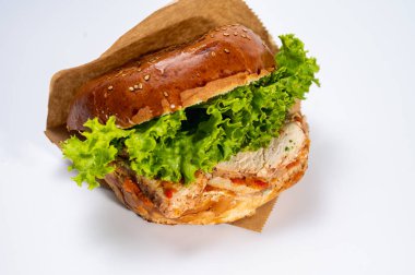 Çeşitli hamburgerler, restoran menüsü için beyaz arka planda et burgerler. İzole edilmiş, yakın görünüm