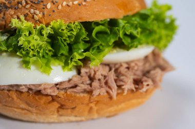  Hamburgerler, ton balıklı burgerler, beyaz arka planda restoran menüsü. İzole edilmiş. yan görünüm