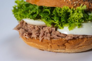  Hamburgerler, ton balıklı burgerler, beyaz arka planda restoran menüsü. İzole edilmiş. yan görünüm